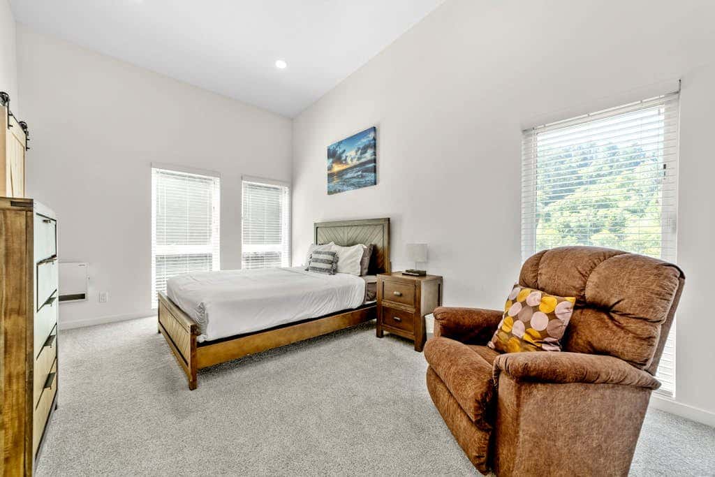 Stunning apt near the ocean with gas fireplace, partial water views & grill