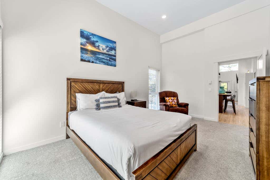 Stunning apt near the ocean with gas fireplace, partial water views & grill