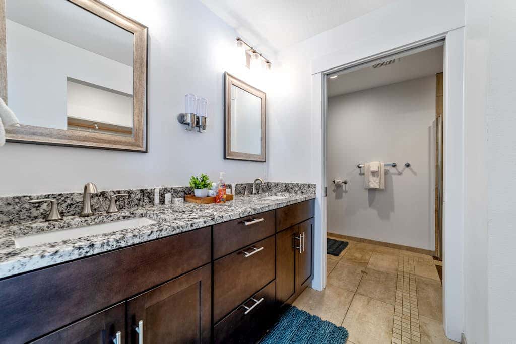 Stunning apt near the ocean with gas fireplace, partial water views & grill