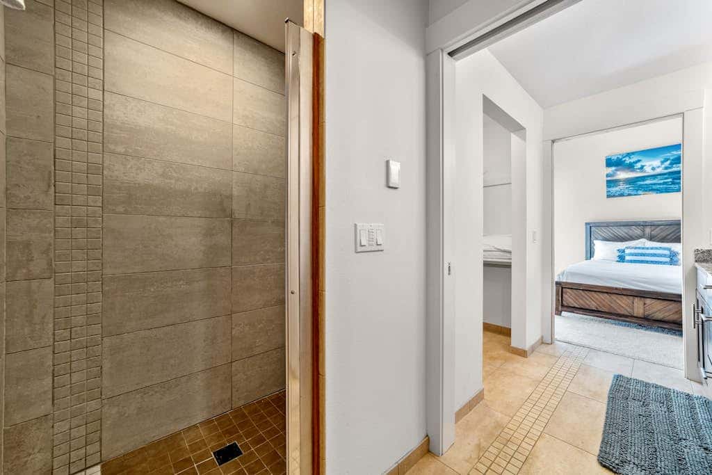 Stunning apt near the ocean with gas fireplace, partial water views & grill