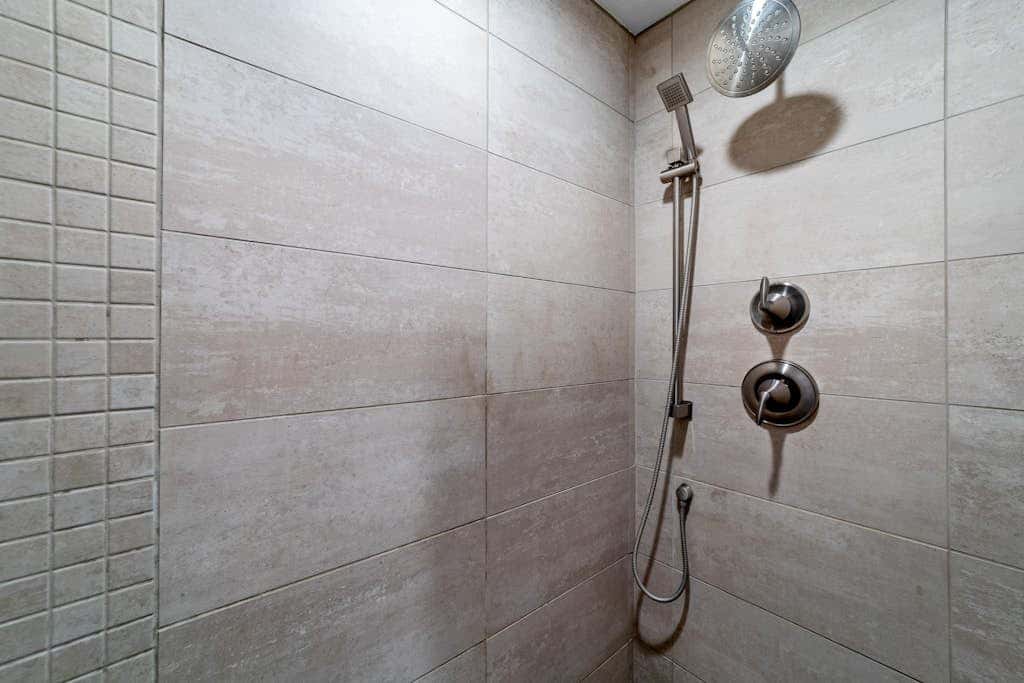 Stunning apt near the ocean with gas fireplace, partial water views & grill