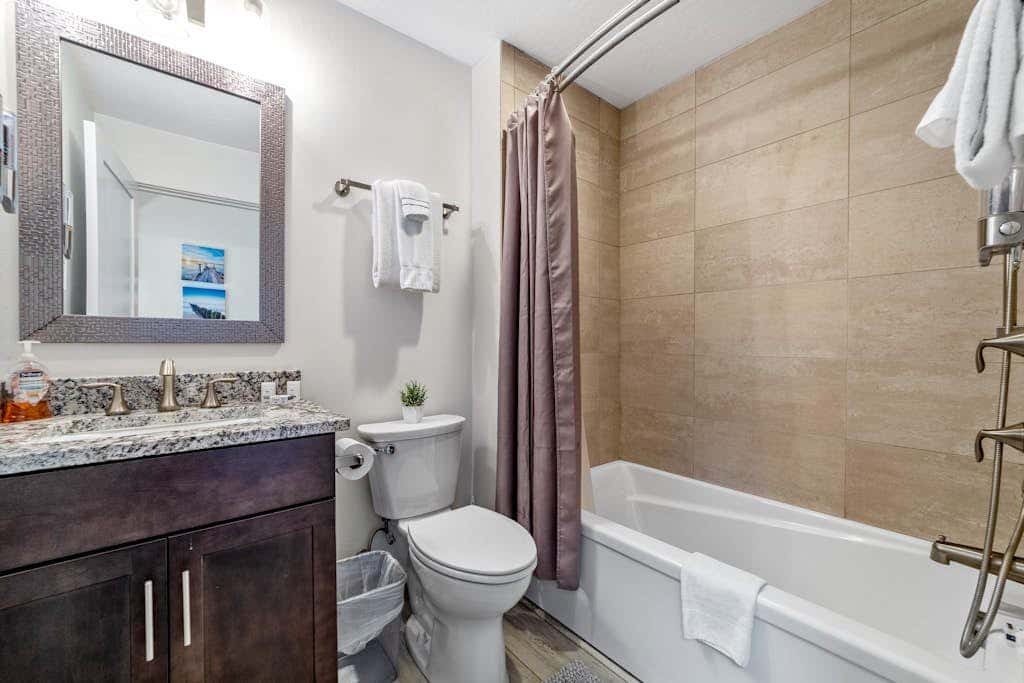 Stunning apt near the ocean with gas fireplace, partial water views & grill