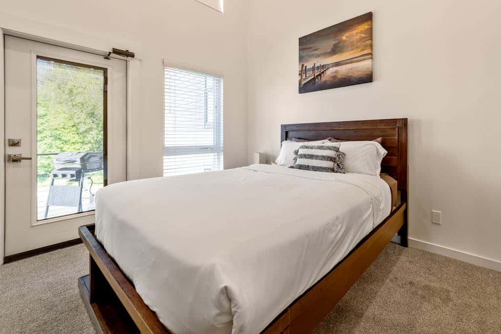 Stunning apt near the ocean with gas fireplace, partial water views & grill