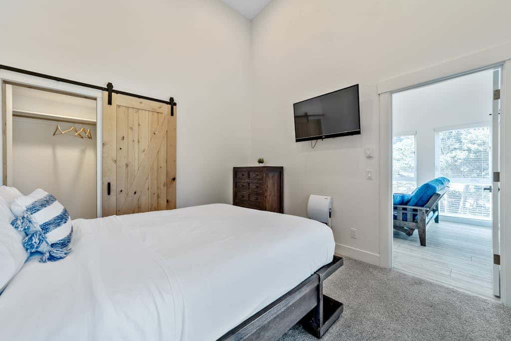 Stunning apt near the ocean with gas fireplace, partial water views & grill
