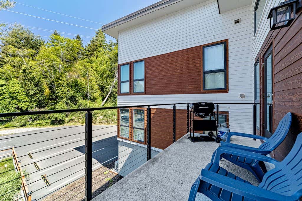 Stunning apt near the ocean with gas fireplace, partial water views & grill