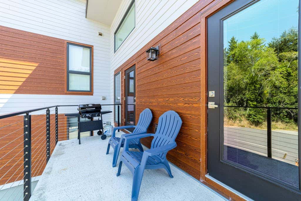Stunning apt near the ocean with gas fireplace, partial water views & grill