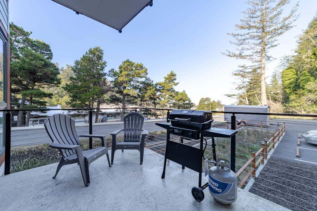 Stunning apt near the ocean with gas fireplace, partial water views & grill