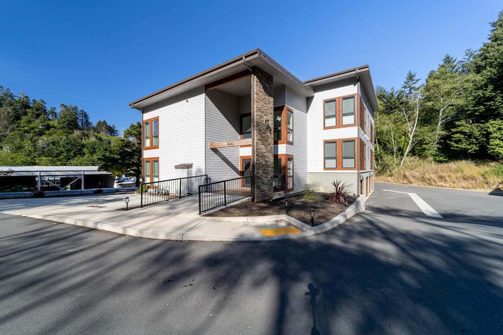 Stunning apt near the ocean with gas fireplace, partial water views & grill