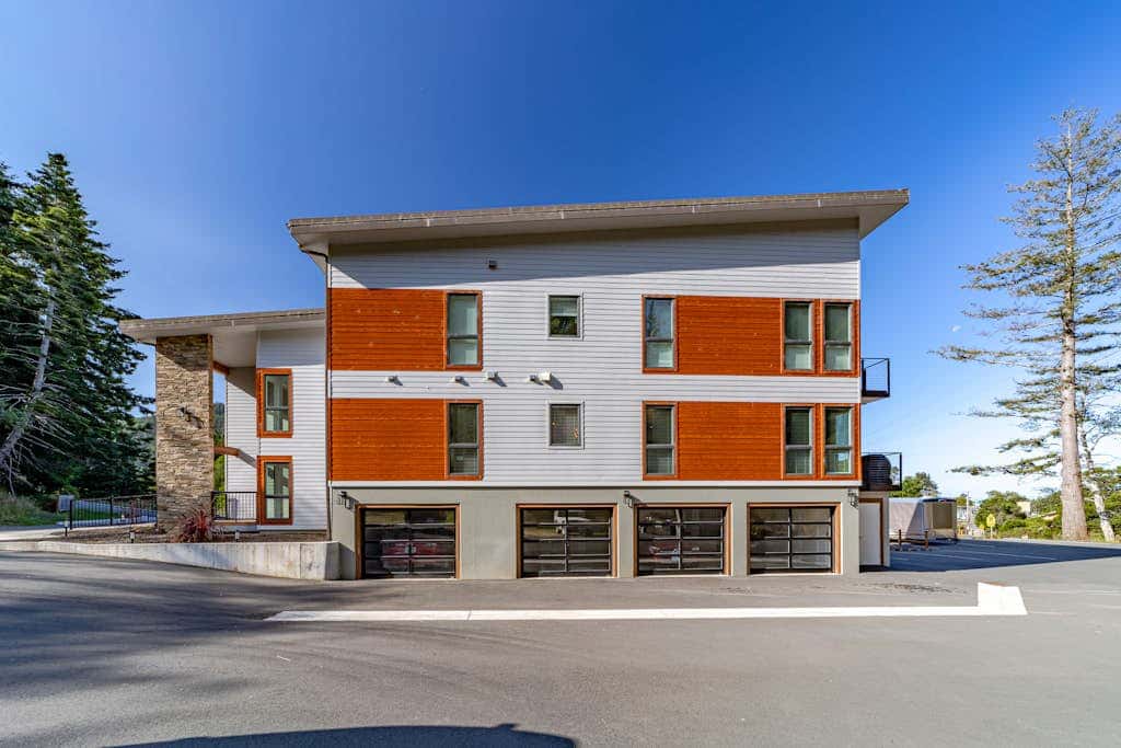 Stunning apt near the ocean with gas fireplace, partial water views & grill