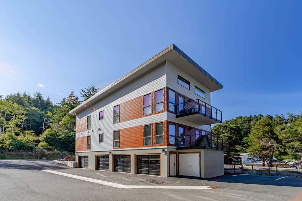 Stunning apt near the ocean with gas fireplace, partial water views & grill