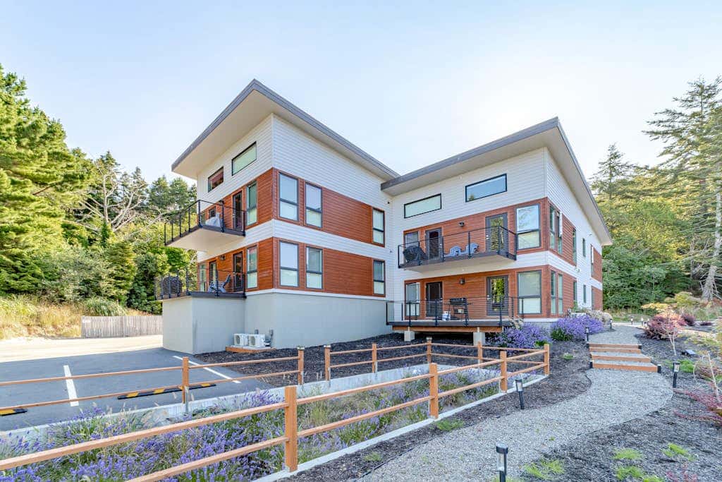Stunning apt near the ocean with gas fireplace, partial water views & grill