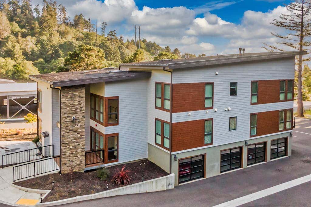 Stunning apt near the ocean with gas fireplace, partial water views & grill