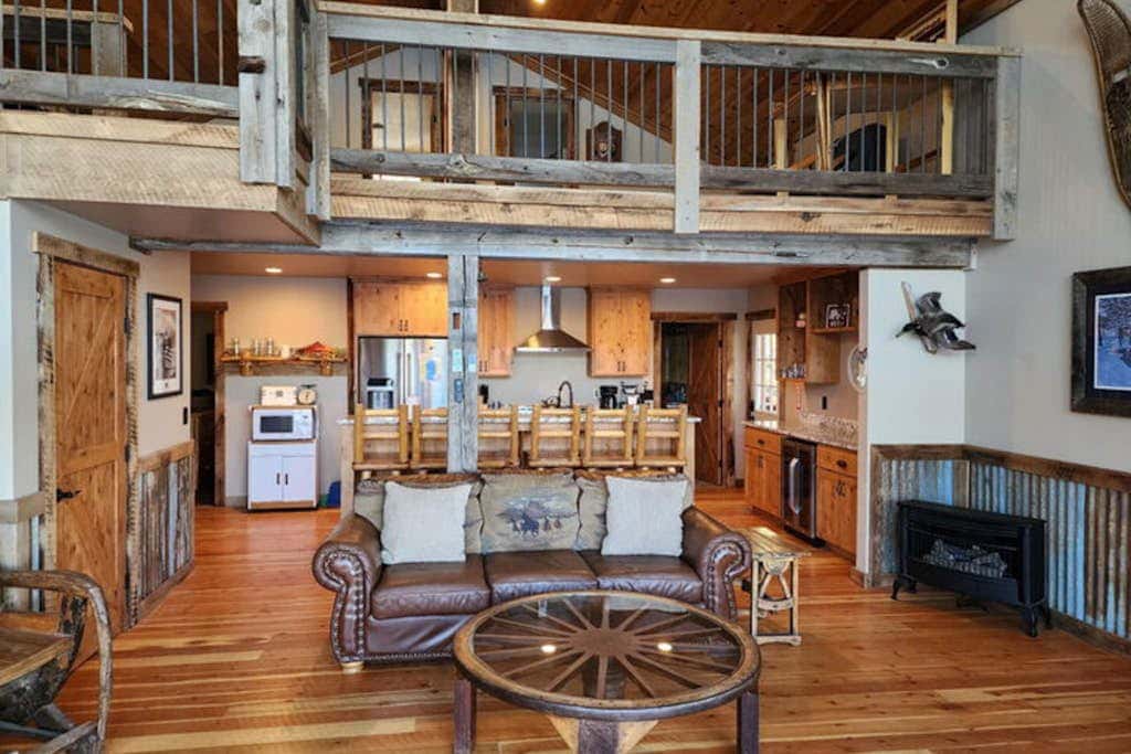 Lakefront home with wraparound deck, modern appliances, WiFI & dog-friendly