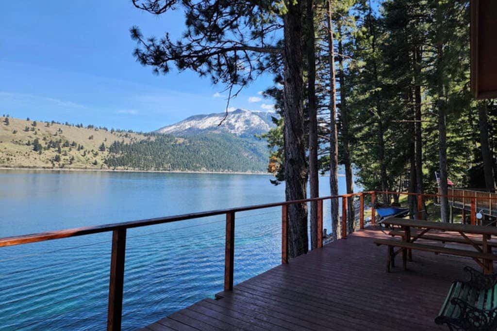 Lakefront home with wraparound deck, modern appliances, WiFI & dog-friendly