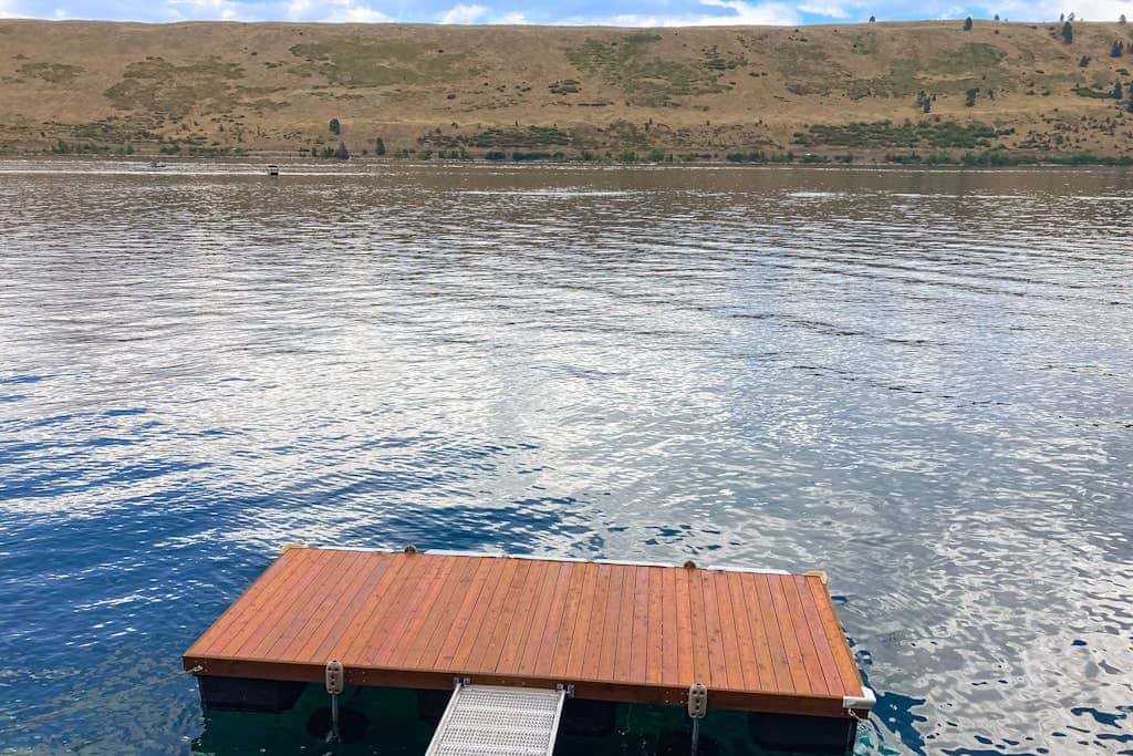 Lakefront home with wraparound deck, modern appliances, WiFI & dog-friendly