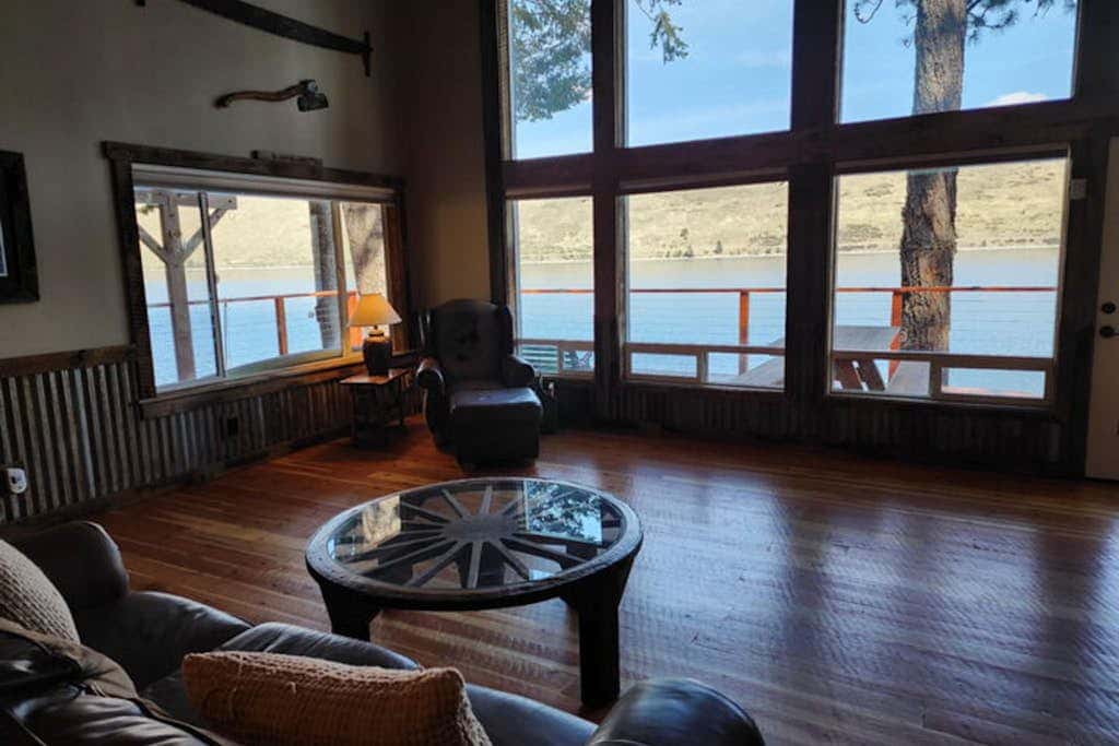 Lakefront home with wraparound deck, modern appliances, WiFI & dog-friendly
