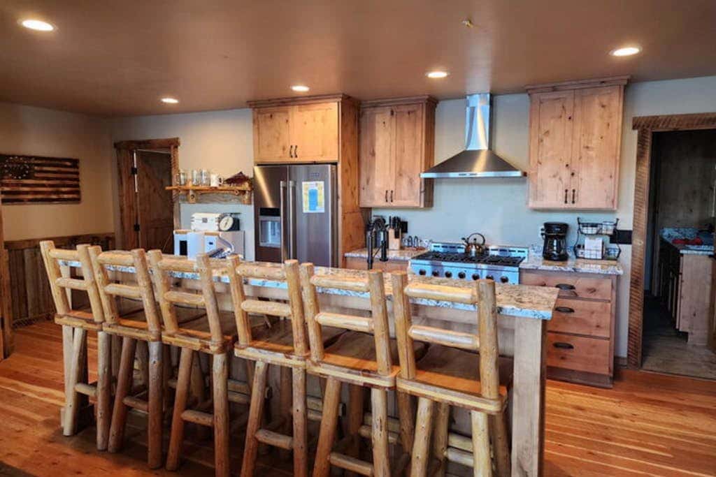 Lakefront home with wraparound deck, modern appliances, WiFI & dog-friendly