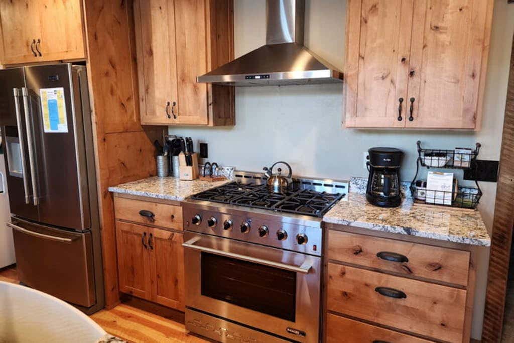 Lakefront home with wraparound deck, modern appliances, WiFI & dog-friendly