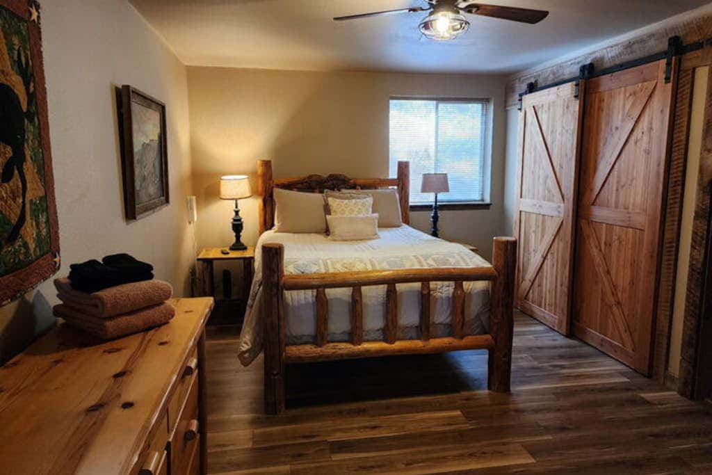 Lakefront home with wraparound deck, modern appliances, WiFI & dog-friendly