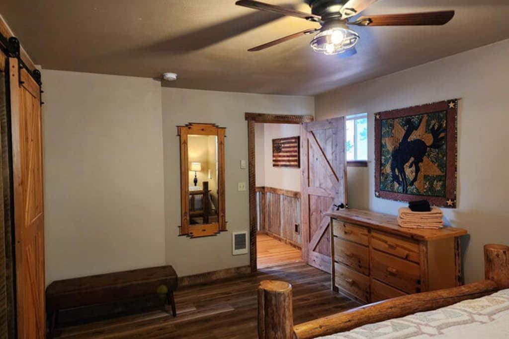 Lakefront home with wraparound deck, modern appliances, WiFI & dog-friendly