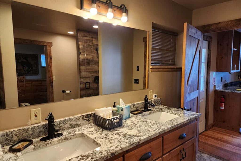 Lakefront home with wraparound deck, modern appliances, WiFI & dog-friendly