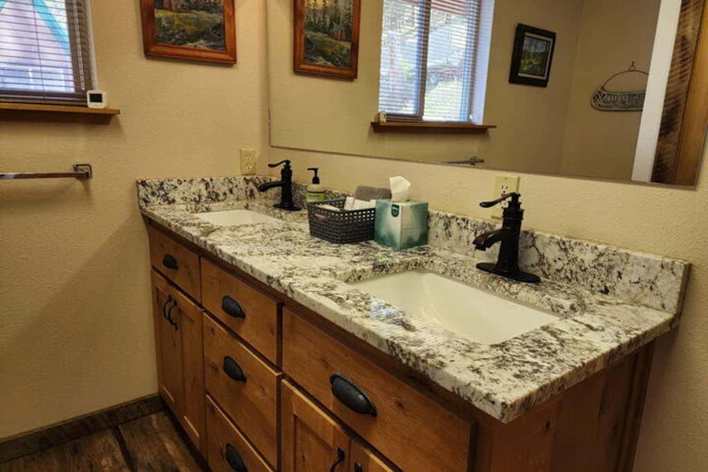 Lakefront home with wraparound deck, modern appliances, WiFI & dog-friendly