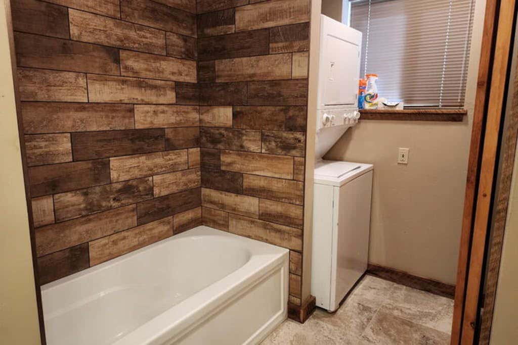 Lakefront home with wraparound deck, modern appliances, WiFI & dog-friendly