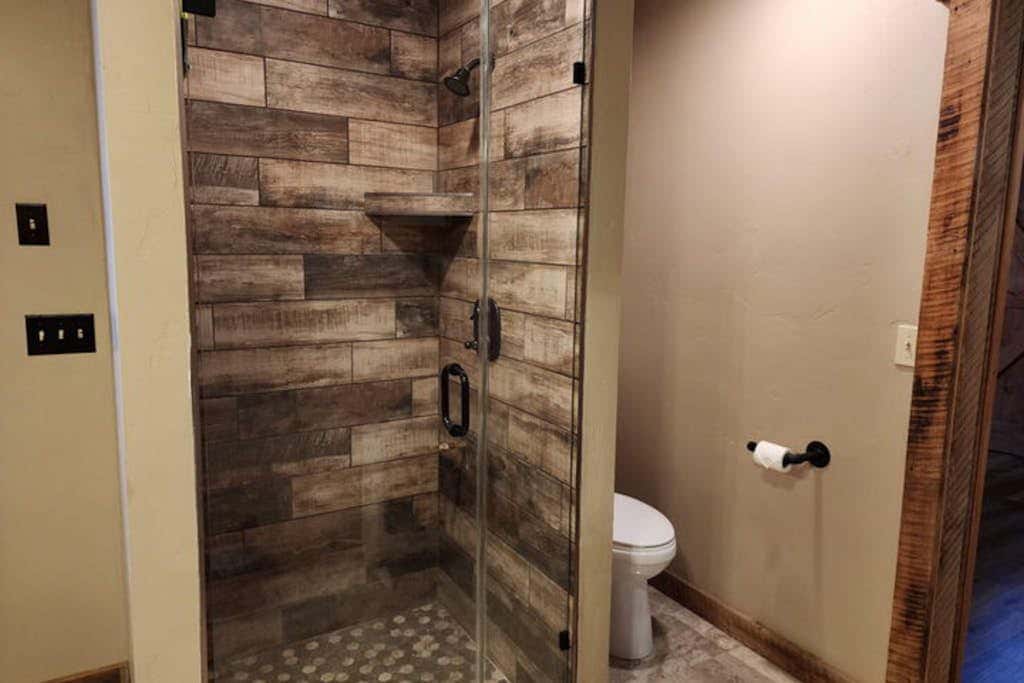 Lakefront home with wraparound deck, modern appliances, WiFI & dog-friendly