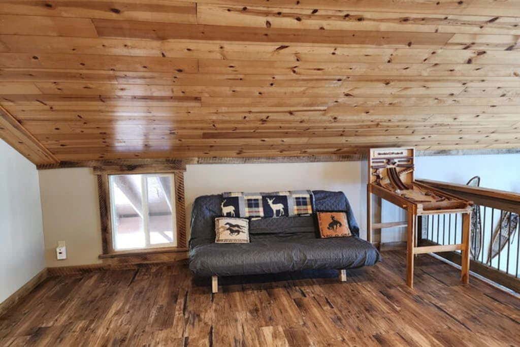 Lakefront home with wraparound deck, modern appliances, WiFI & dog-friendly