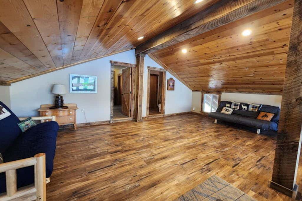 Lakefront home with wraparound deck, modern appliances, WiFI & dog-friendly