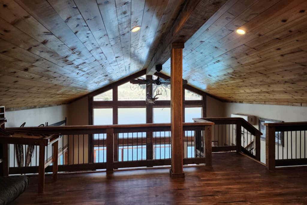 Lakefront home with wraparound deck, modern appliances, WiFI & dog-friendly