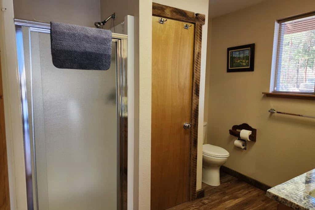 Lakefront home with wraparound deck, modern appliances, WiFI & dog-friendly