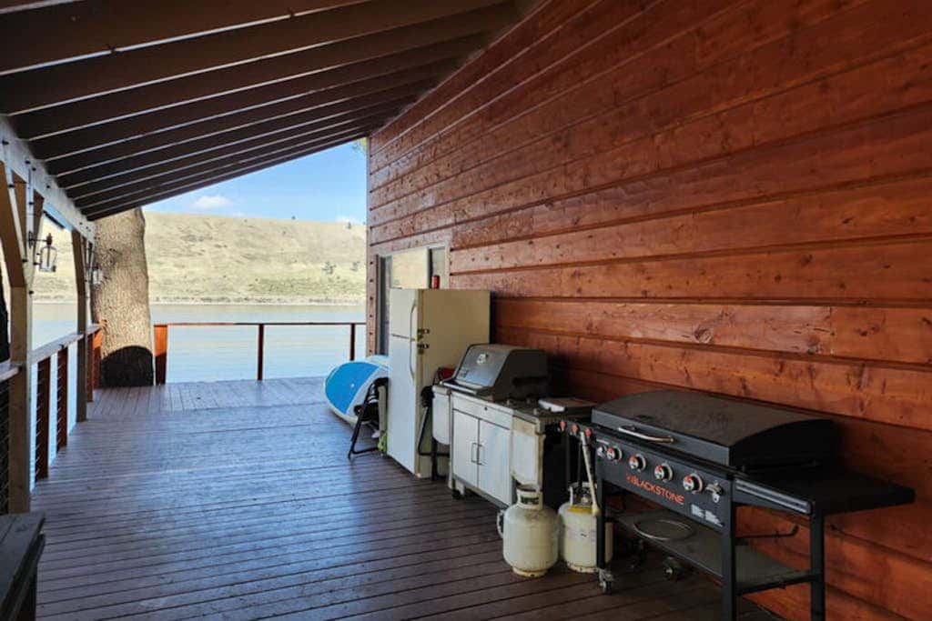 Lakefront home with wraparound deck, modern appliances, WiFI & dog-friendly