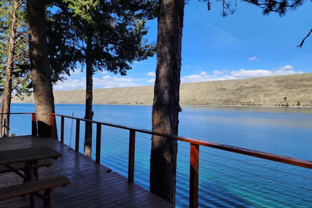 Lakefront home with wraparound deck, modern appliances, WiFI & dog-friendly