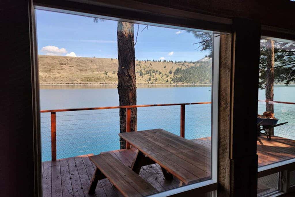 Lakefront home with wraparound deck, modern appliances, WiFI & dog-friendly