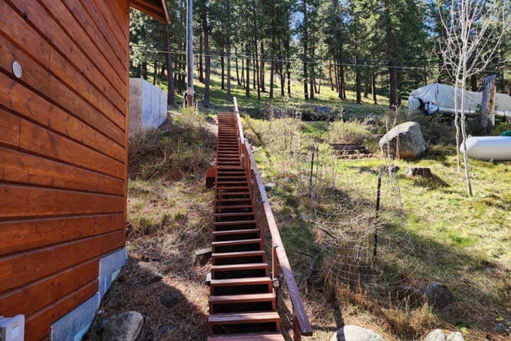 Lakefront home with wraparound deck, modern appliances, WiFI & dog-friendly