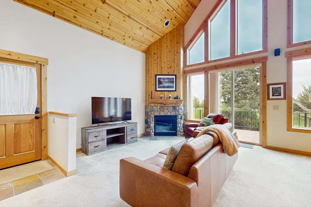 Inviting chalet with grill, patio & access to pools, hot tub, golf, tennis & gym