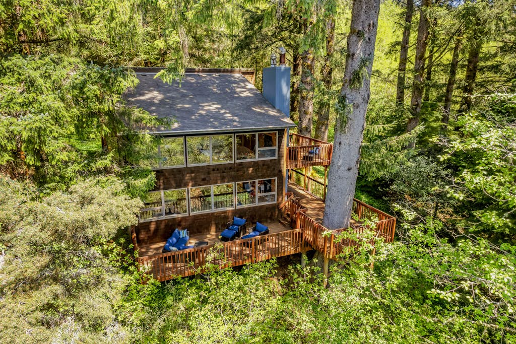 Classic woodland home with gorgeous setting, great deck - 2 dogs OK