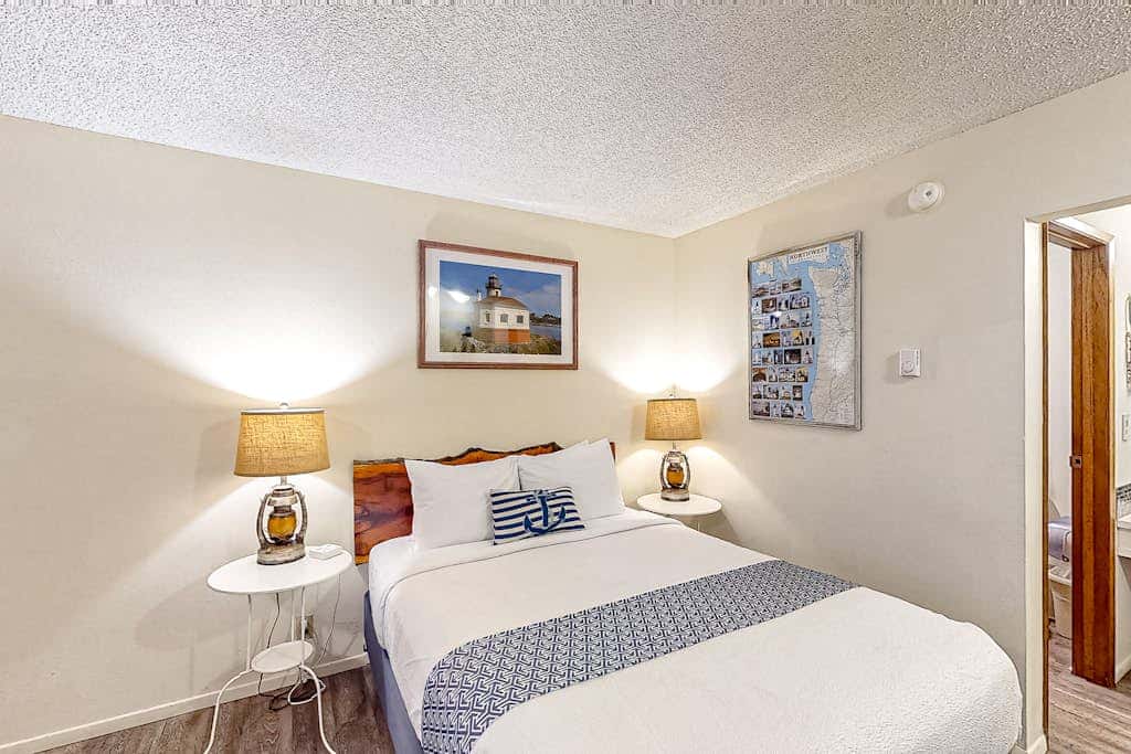 Retro beach room near downtown with fast WiFI - walk to shops & eateries