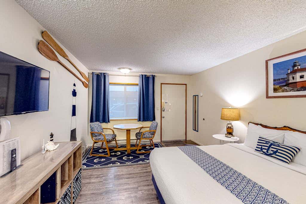 Retro beach room near downtown with fast WiFI - walk to shops & eateries