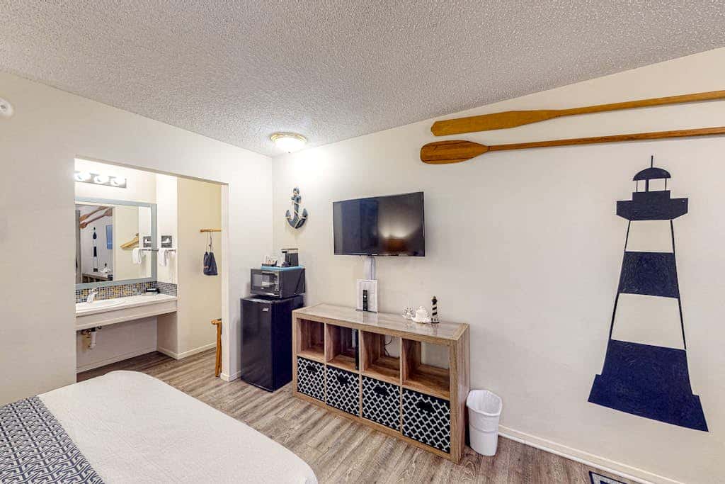 Retro beach room near downtown with fast WiFI - walk to shops & eateries