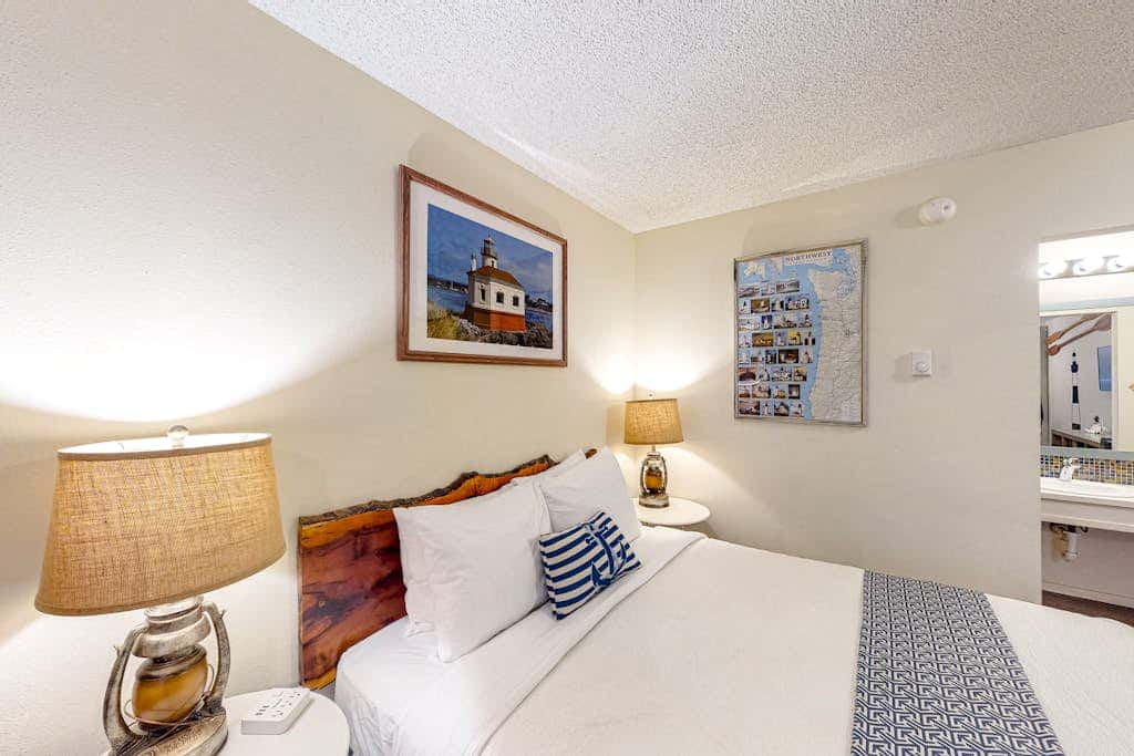 Retro beach room near downtown with fast WiFI - walk to shops & eateries