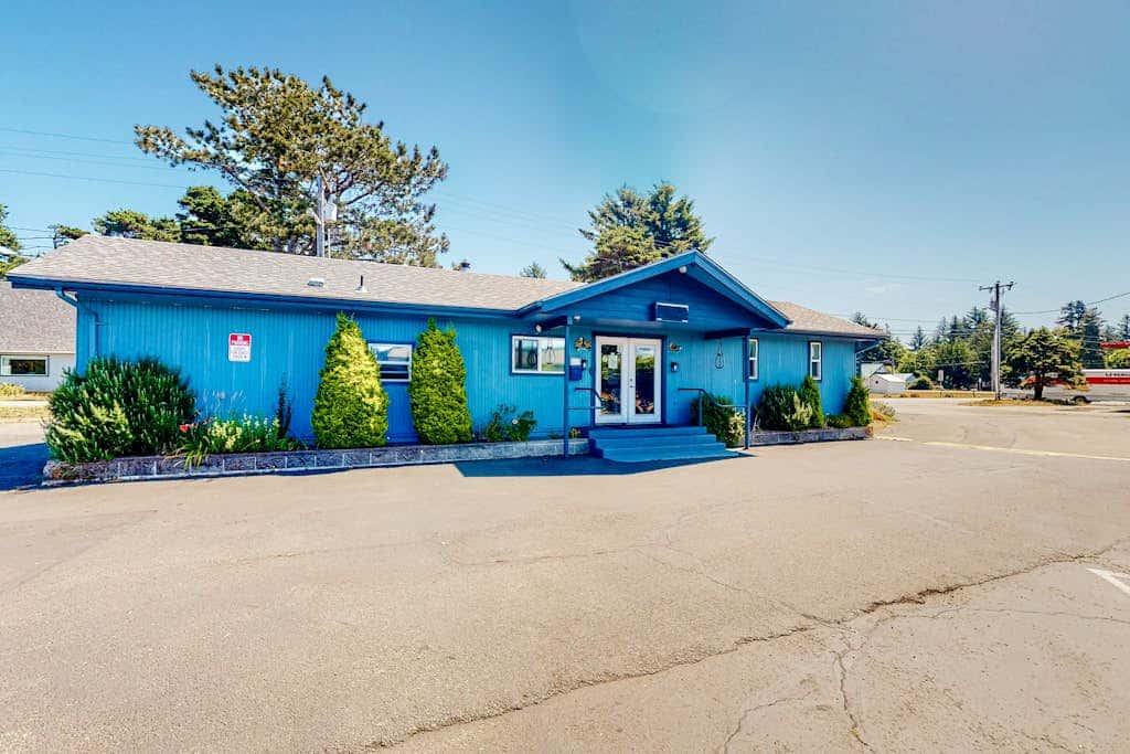 Retro beach room near downtown with fast WiFI - walk to shops & eateries