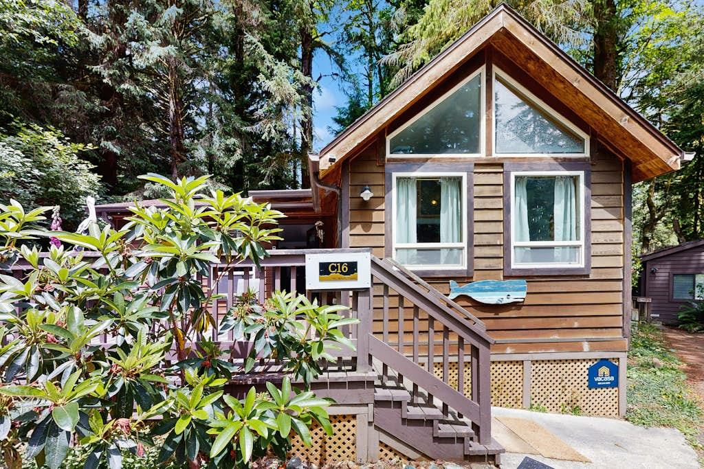 Charming cottage near Whaleshead Beach, 4-person private hot tub, deck, & grill