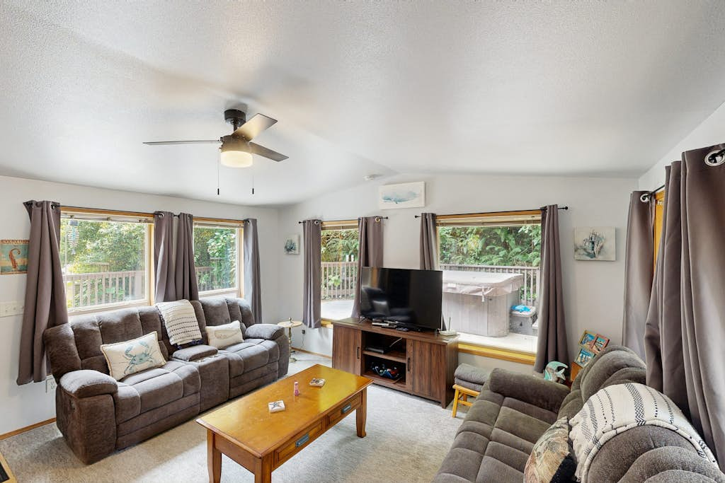 Charming cottage near Whaleshead Beach, 4-person private hot tub, deck, & grill
