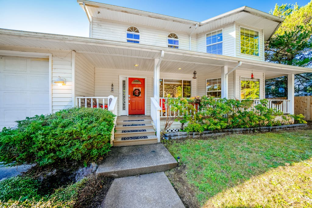 Beautiful coastal escape on golf course with enclosed yard & private gas grill