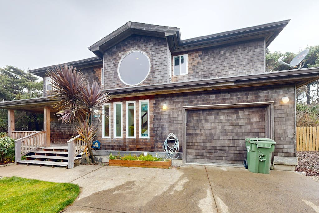 Stunning beachfront home with sweeping ocean views, firepit, fireplace, balcony