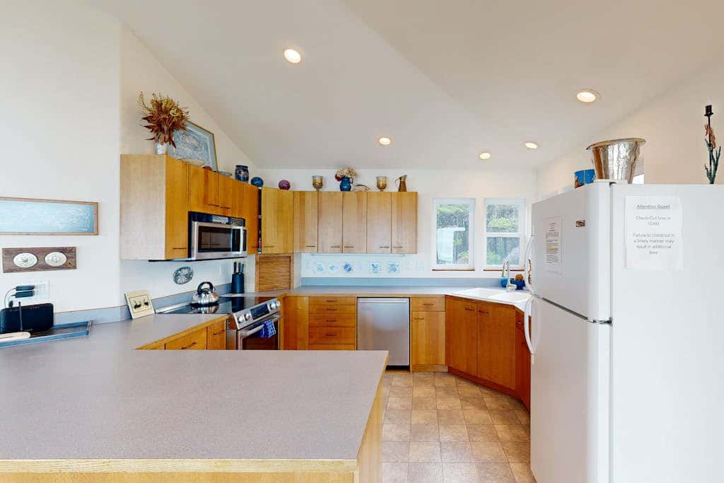 Stunning beachfront home with sweeping ocean views, firepit, fireplace, balcony