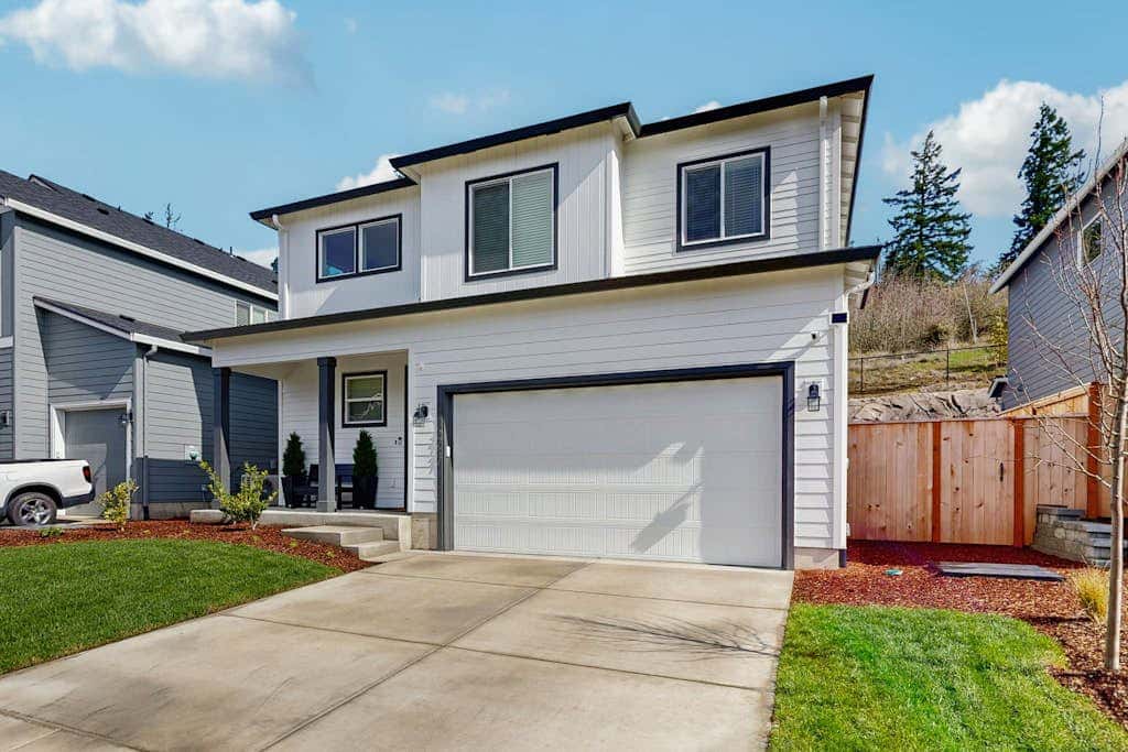 Spacious family friendly home with full kitchen, enclosed yard, washer & dryer