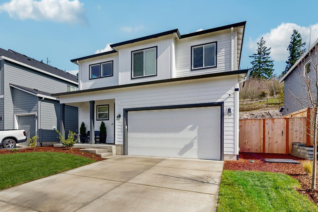 Spacious family friendly home with full kitchen, enclosed yard, washer & dryer